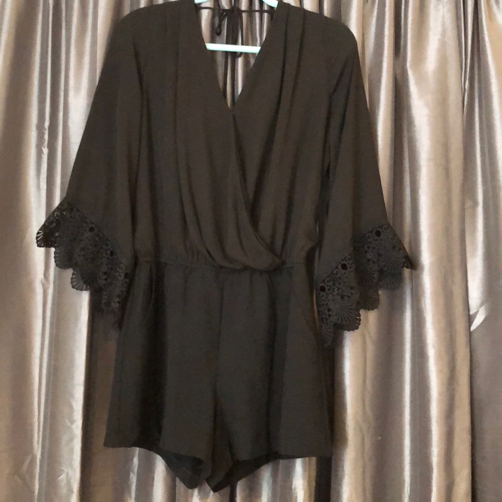 Shorts romper. Dressy.